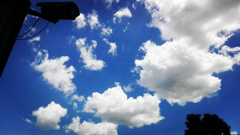 Lacchiarella azzurro e nuvole 