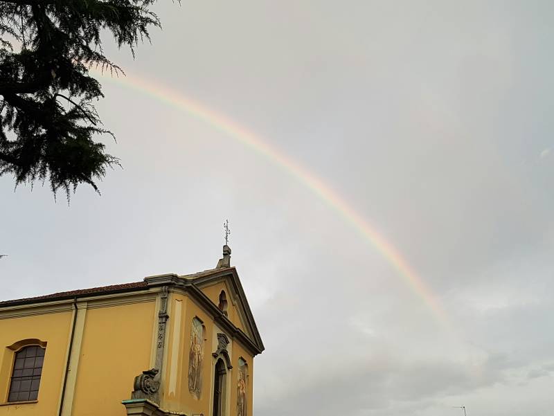 arcobaleno sulla chiesa