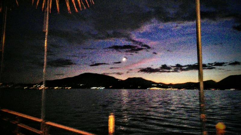tramonto lungo lago