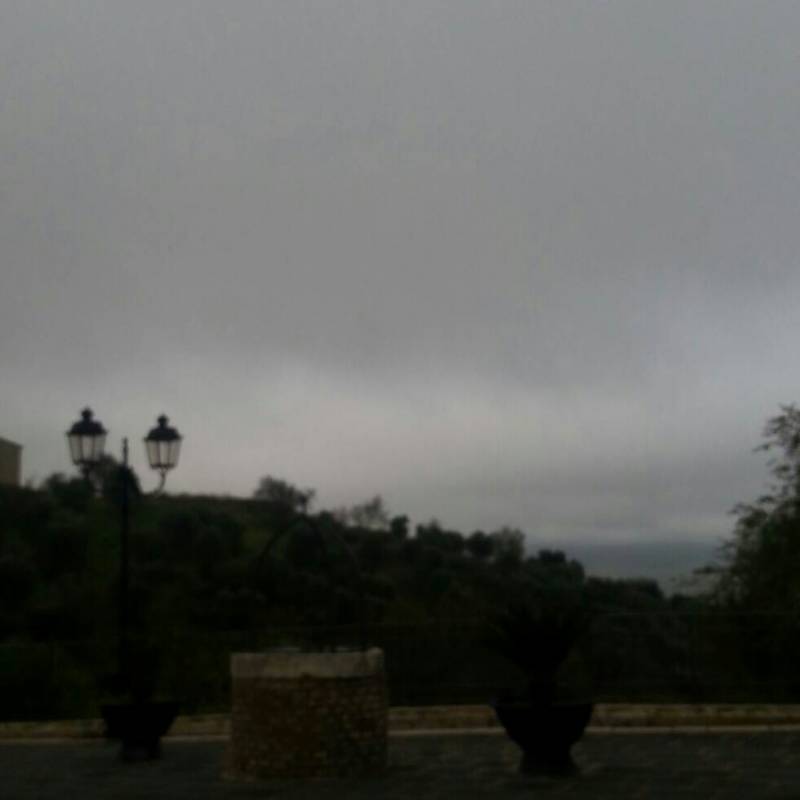 candela stamattina ore 7-52 nuvoloso con pioggerellina