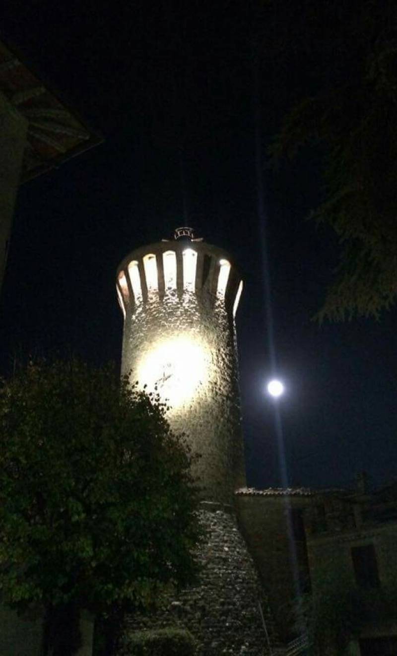 torre e luna fantastica