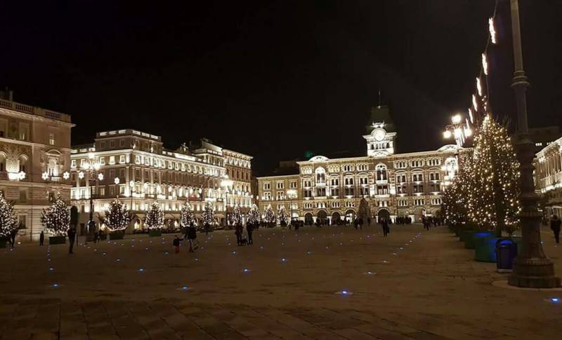 Piazza unita e i suoi alberi di natale