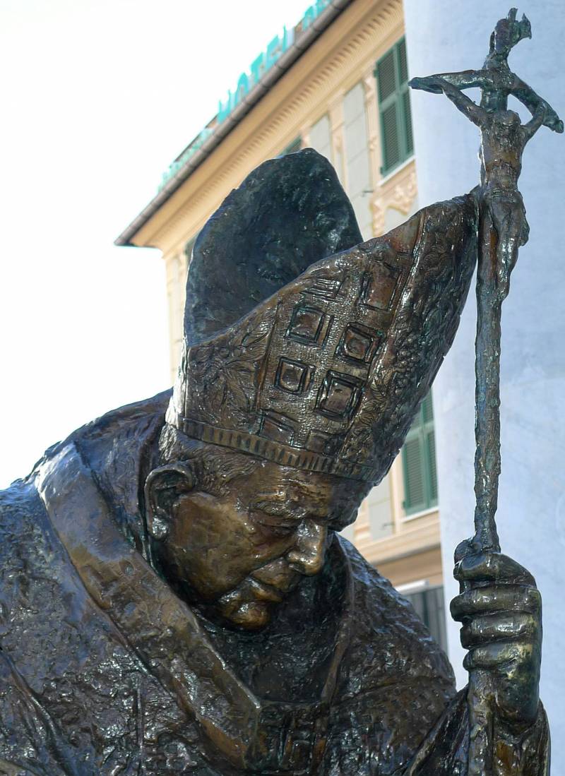 San Giovanni Paolo II davanti alla Cattedrale