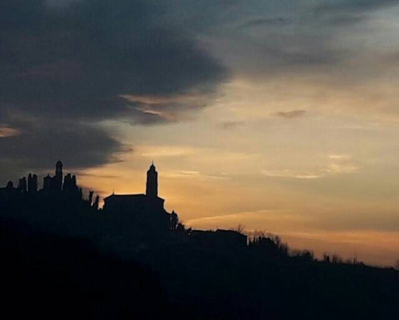 Vignale Monferrato tramonto in collina sembra un dipinto