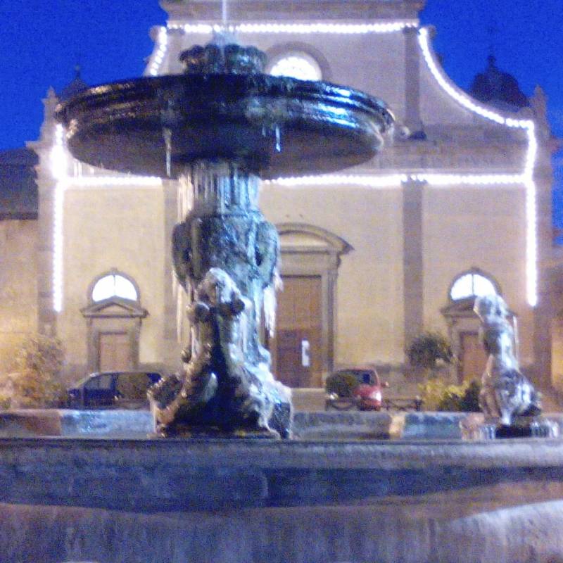 piazza bastianini con fontana a candelotti di gelo