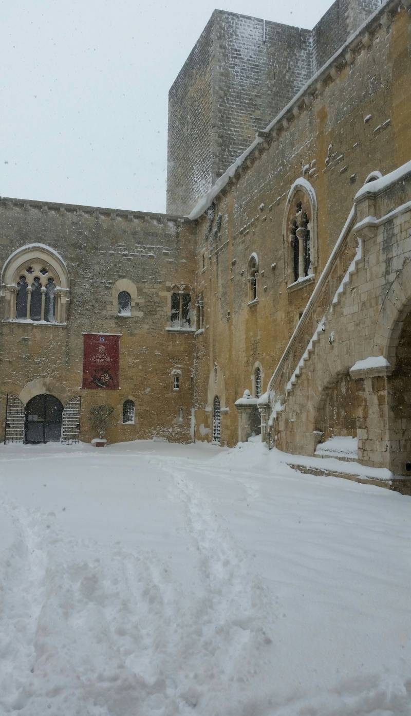 il castello normanno svevo sotto la neve