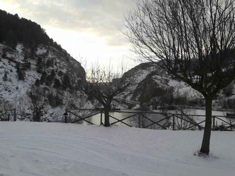 la diga ghiacciata sul fiume Giovenco