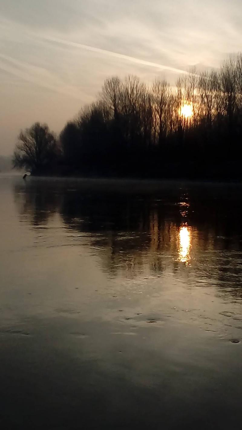 L' alba sul fiume