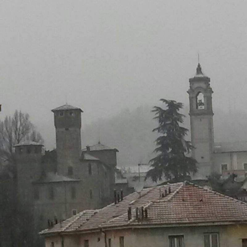 castello e campanile sotto la neve