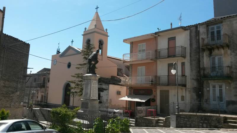 Monumento ai caduti e chiesa madre