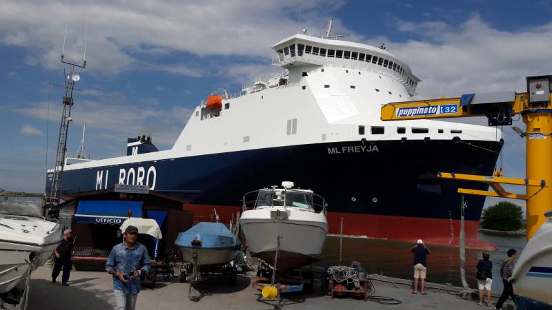 nuovo traghetto in transito a Porto Levante