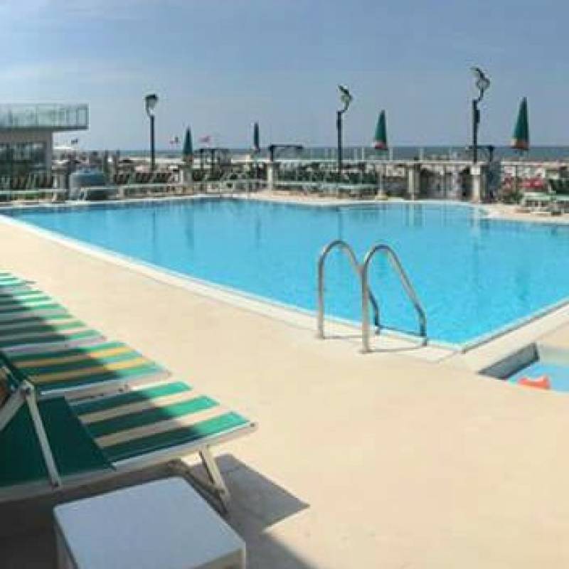 Hotel sayonara. la piscina