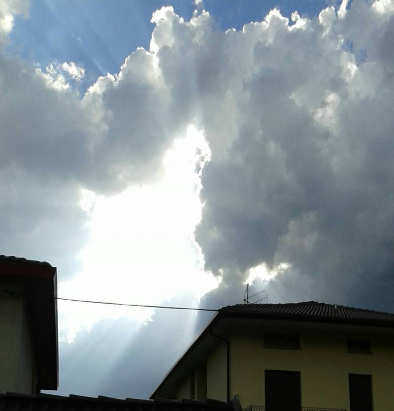 Nuvole con raggi di sole cornale 9082017