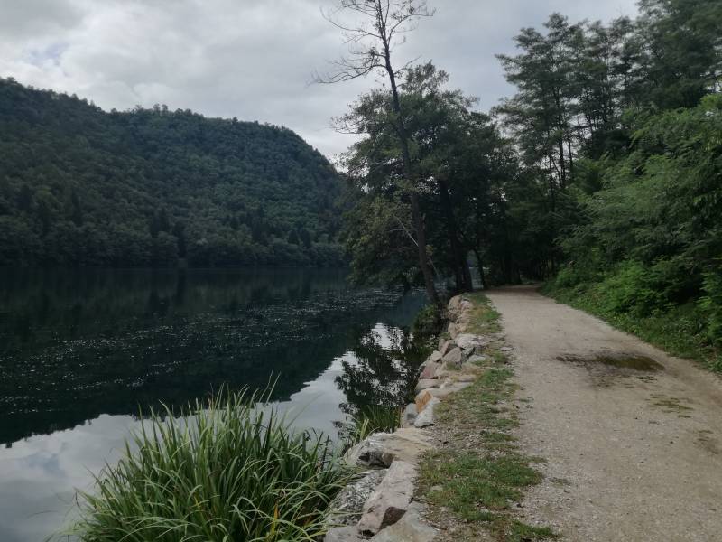 Passeggiata intorno al lago