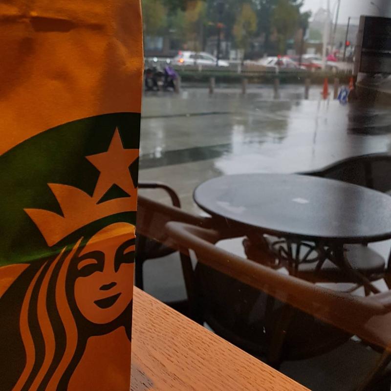 Xiaoshan starbucks coffee rain