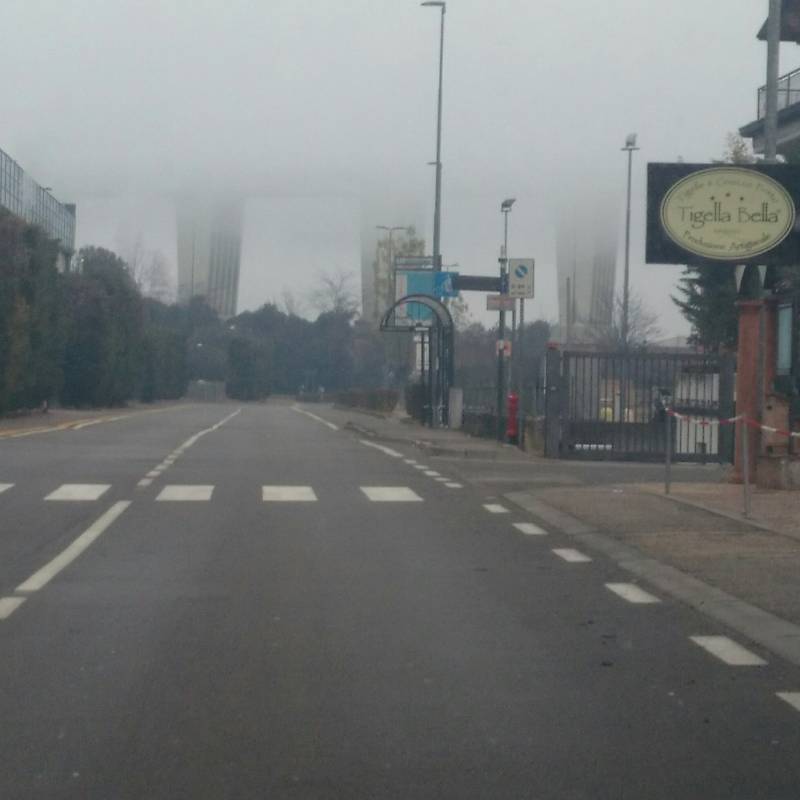 Viadotto avvolto nella nebbia