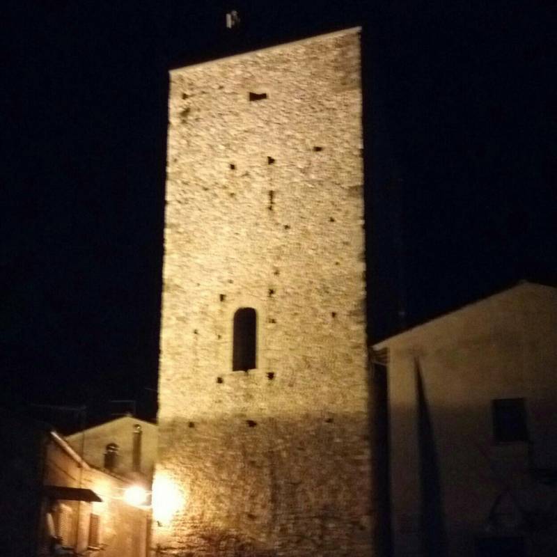 Torre ugonesca di notte