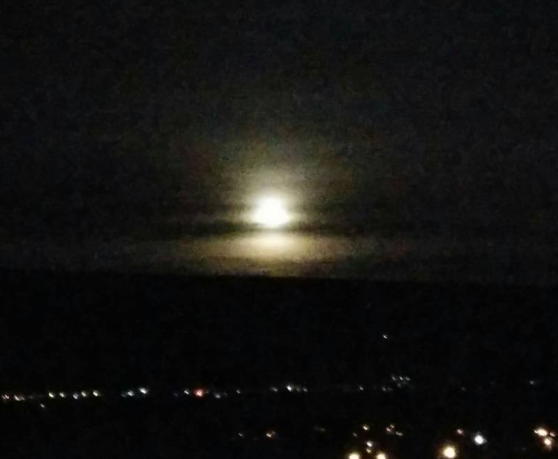 La luna nascosta dietro le nuvole.