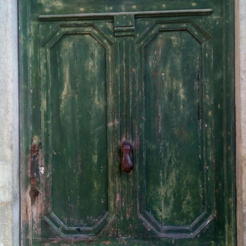 Portale antico di pietra del posto