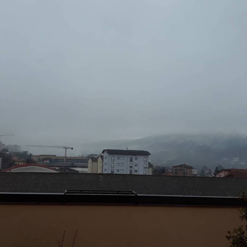 Mattino con foschia e pioggia