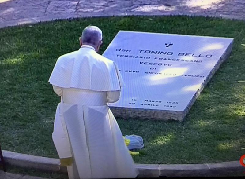 Papa francesco sulla tomba di don tonino