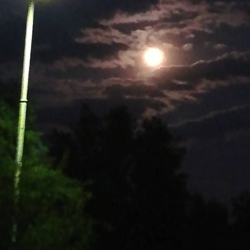 Luna crescente tra le nuvole