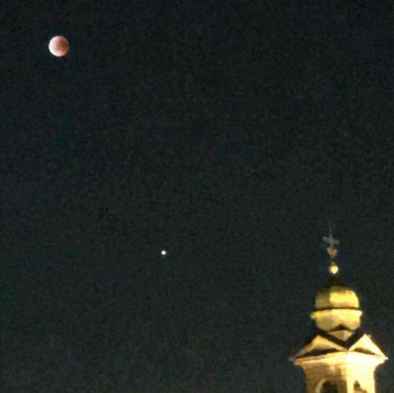 Luna rossa dopo eclissi totale