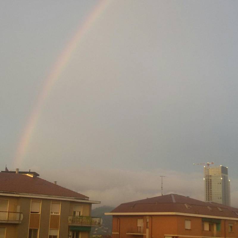Dopo la pioggia il grattacielo guarda l'arcobaleno
