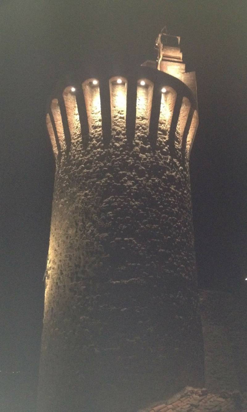 Torre cilindrica di notte