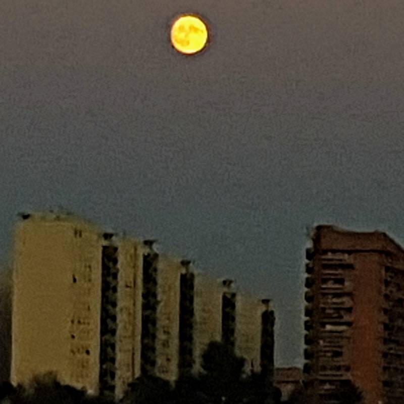 Luna piena dal quartiere prenestino-labicano