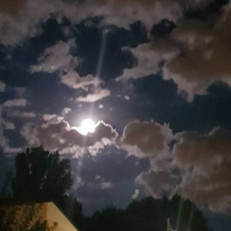 Nuvole illuminate dalla luna