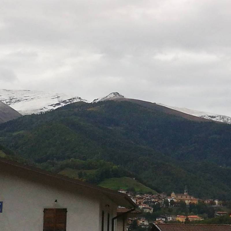 Bovegno e prima neve sopra i suoi monti