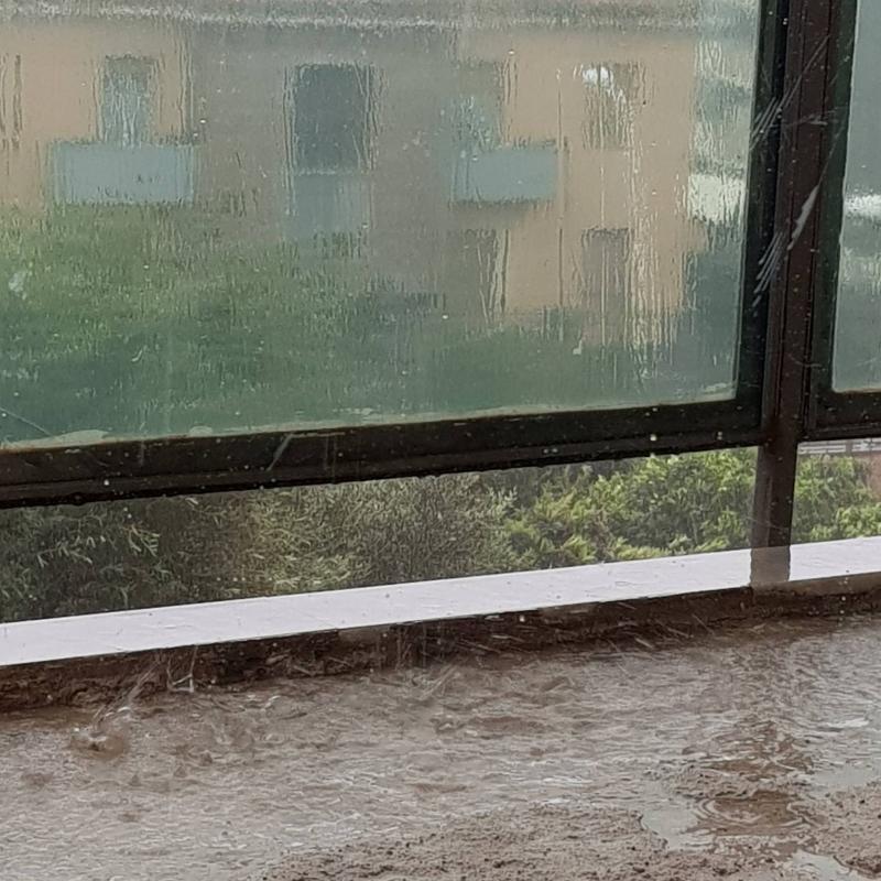 Diluvia e tira un vento fortissimo