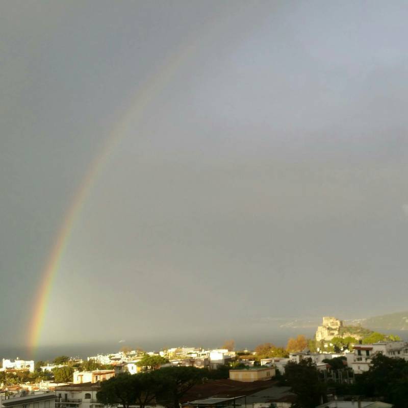 Ischia castello aragonese con arcobaleno