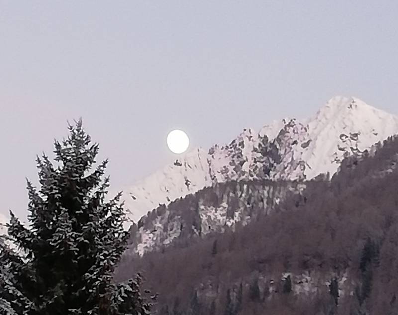 Luna gigante sulle montagne