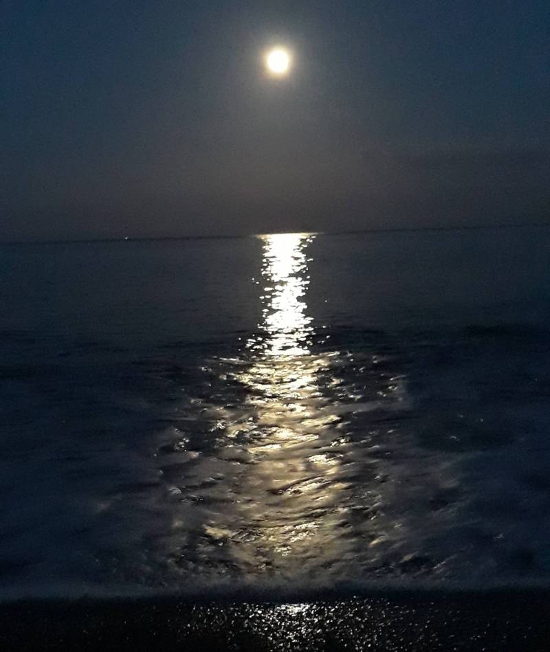 Riflesso chiaro di luna sul mare