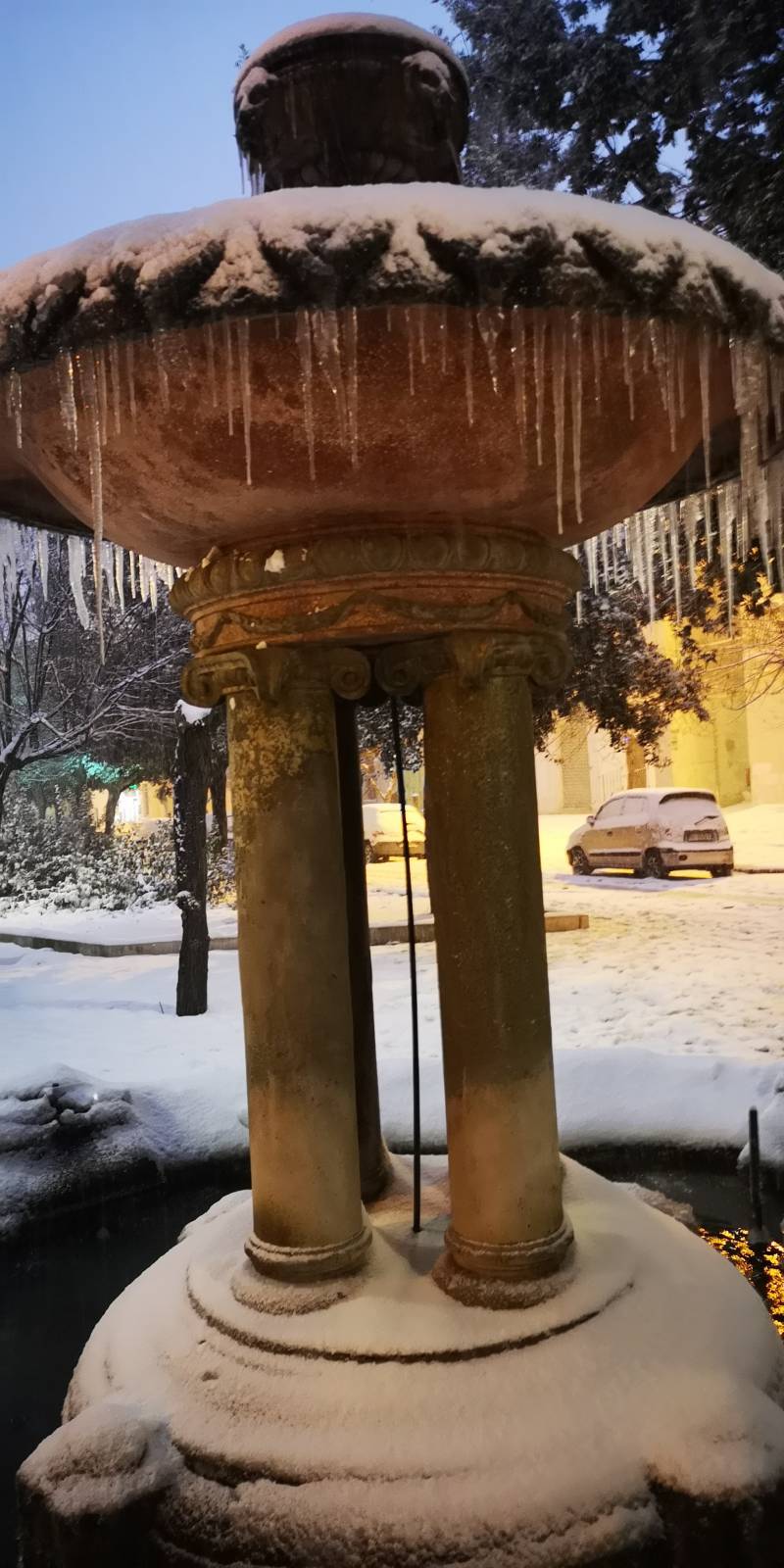 Fontana ghiacciata. nella morsa del freddo.