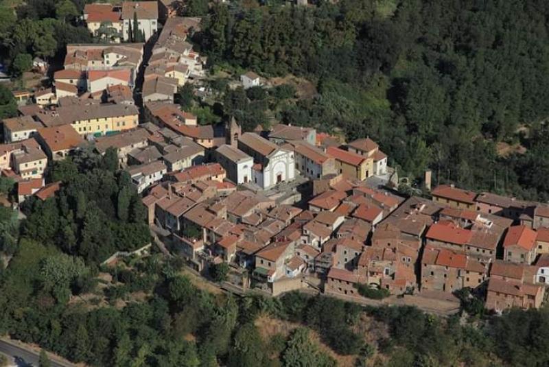 Vista panoramica con drone del borgo di terricciola