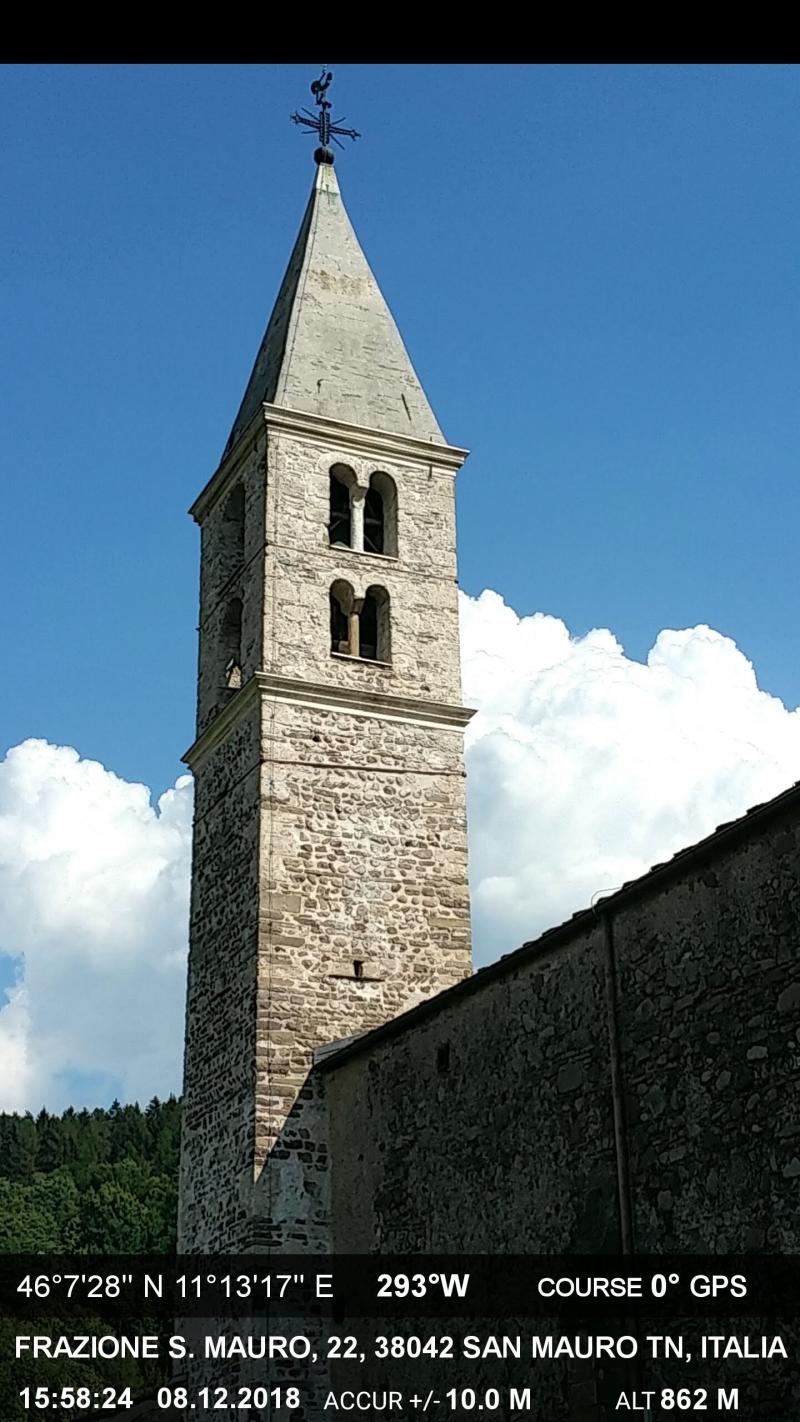 Il campanile della chiesa di san mauro nella frazione di san mauro.