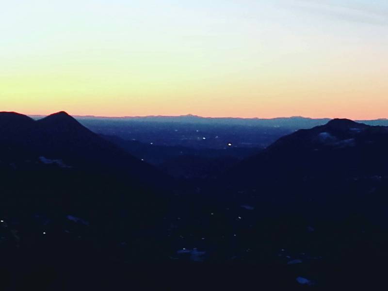 Panoramica sulla valle sullo sfondo l ' appennino ligure