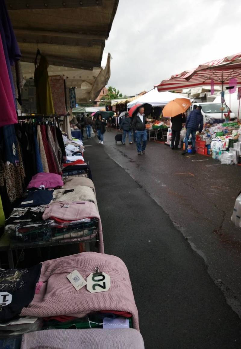 Mercato con pioggia