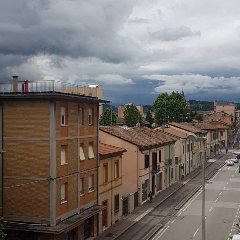 Sole e nuvole danzano sulla citta