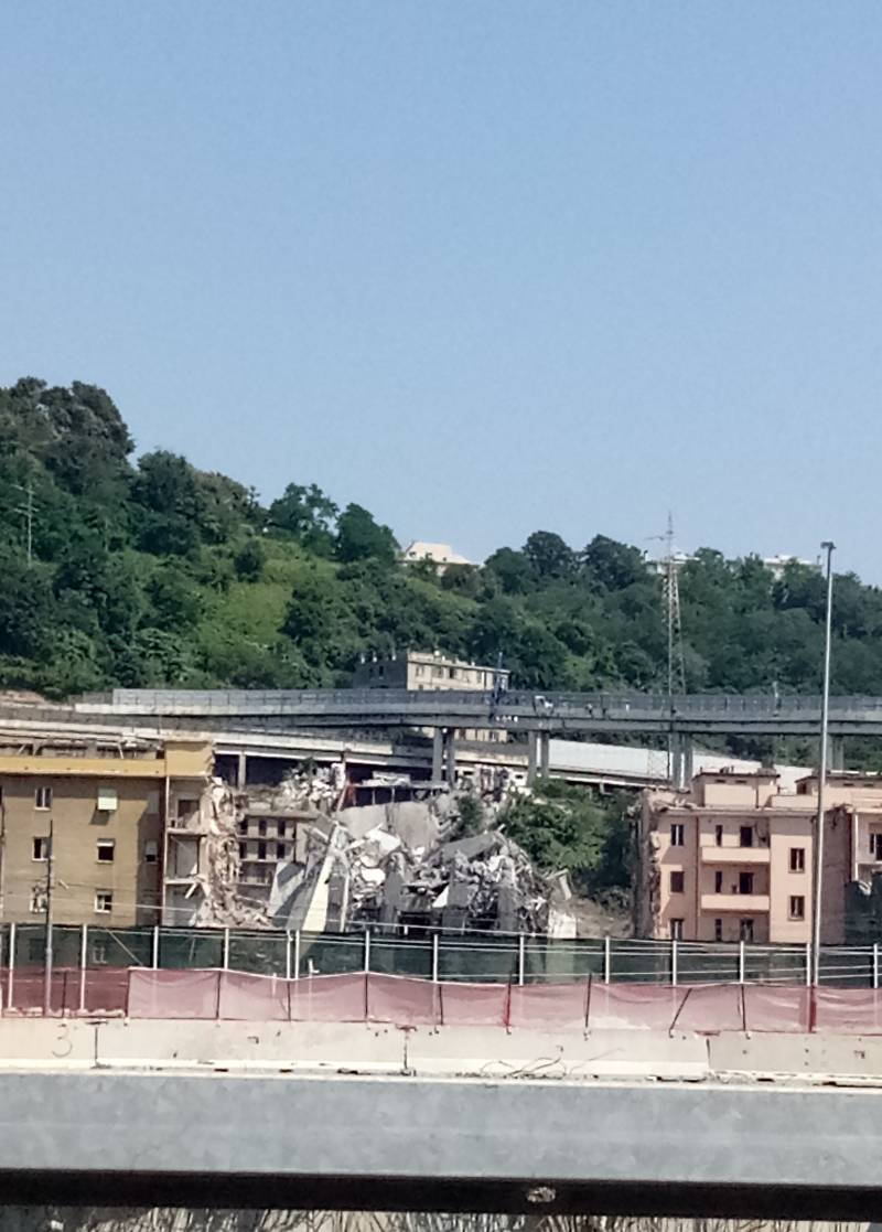 Macerie ponte morandi dopo implosione.