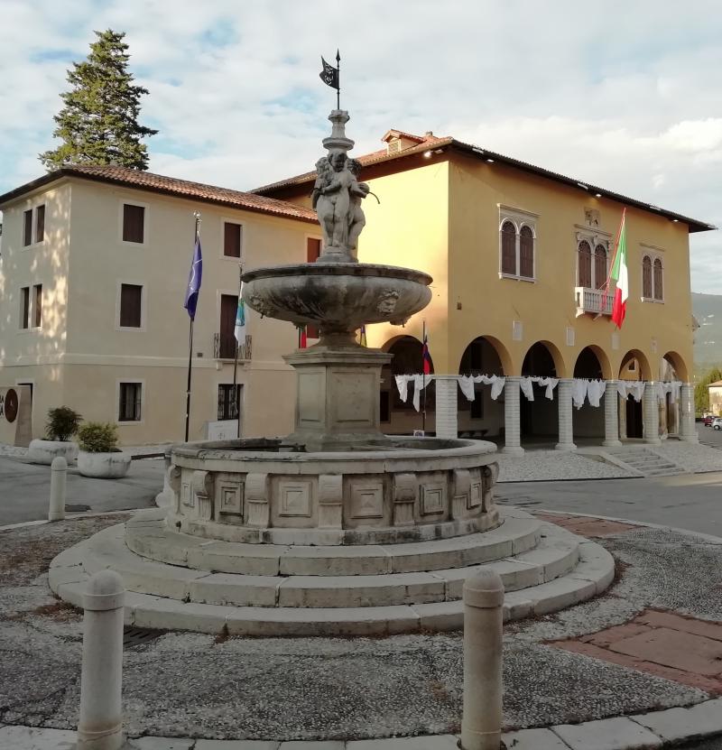 Fontana monumentale in piazza giovanni paolo l e museo della battaglia