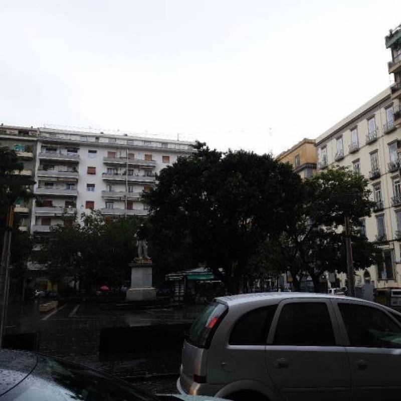 Piazza san pasquale a chiaia pioggia