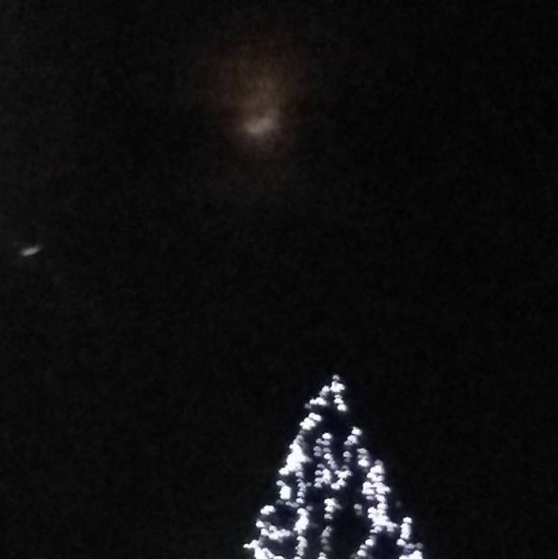 Luna sopra l'albero di natale in centro a Cornaredo