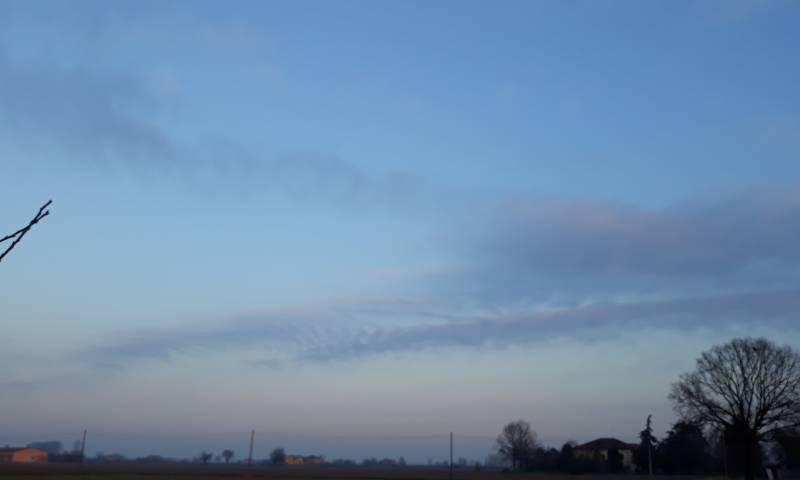 Qlk sfumatura su un cielo azzurro
