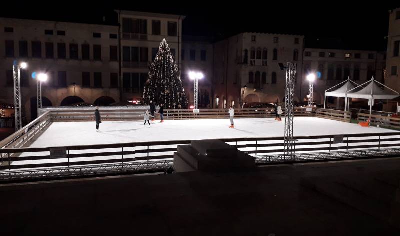 Piazza cima on ice