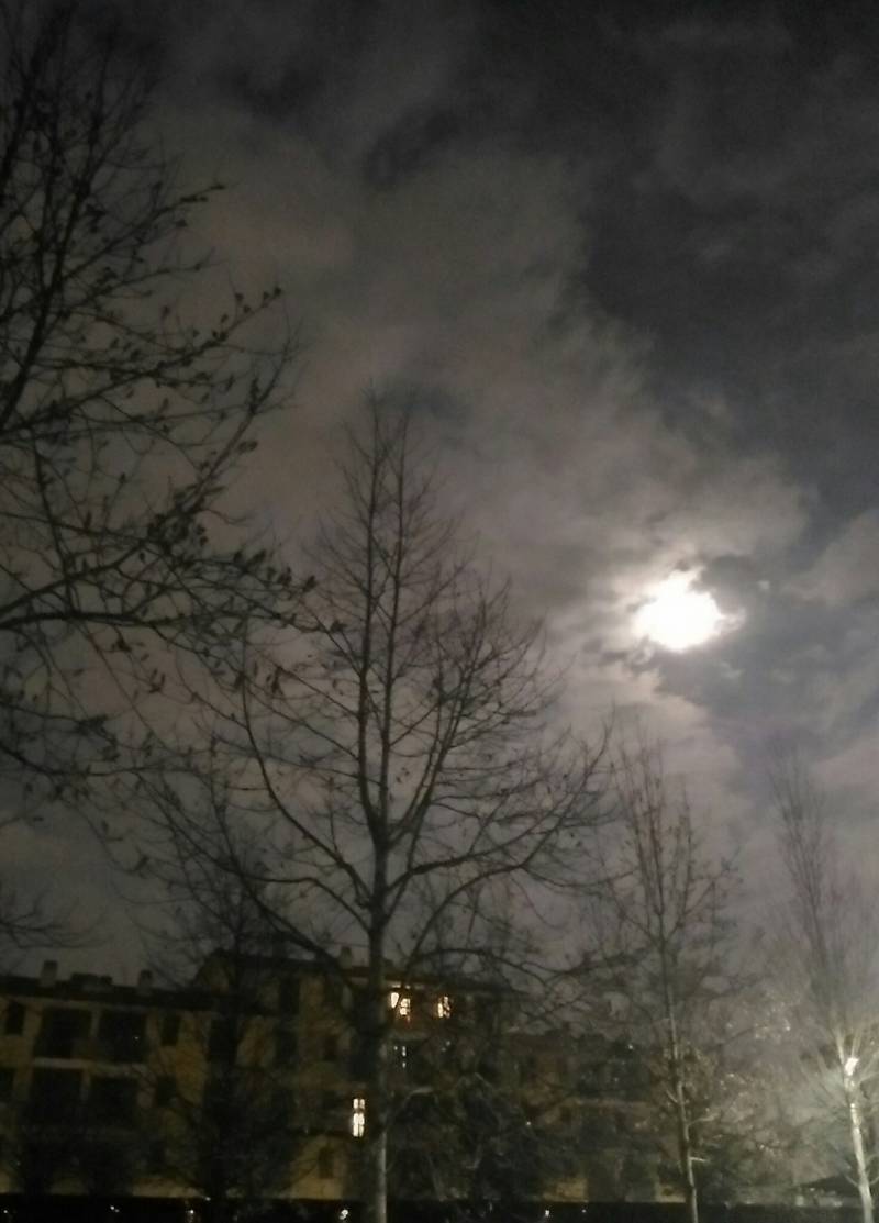 La luna tra le nuvole