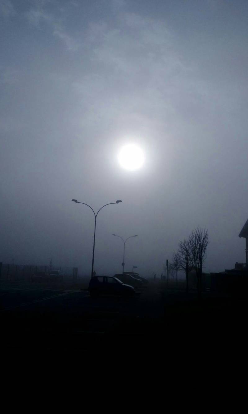 Un pallido sole che cerca di farsi breccia nella nebbia di una domenica mattina a cisliano